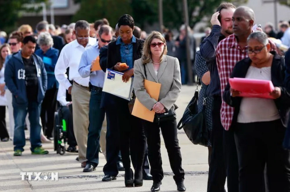 Người lao động chờ tìm việc tại hội chợ việc làm ở Uniondale, New York (Mỹ). (Ảnh: Reuters/TTXVN)