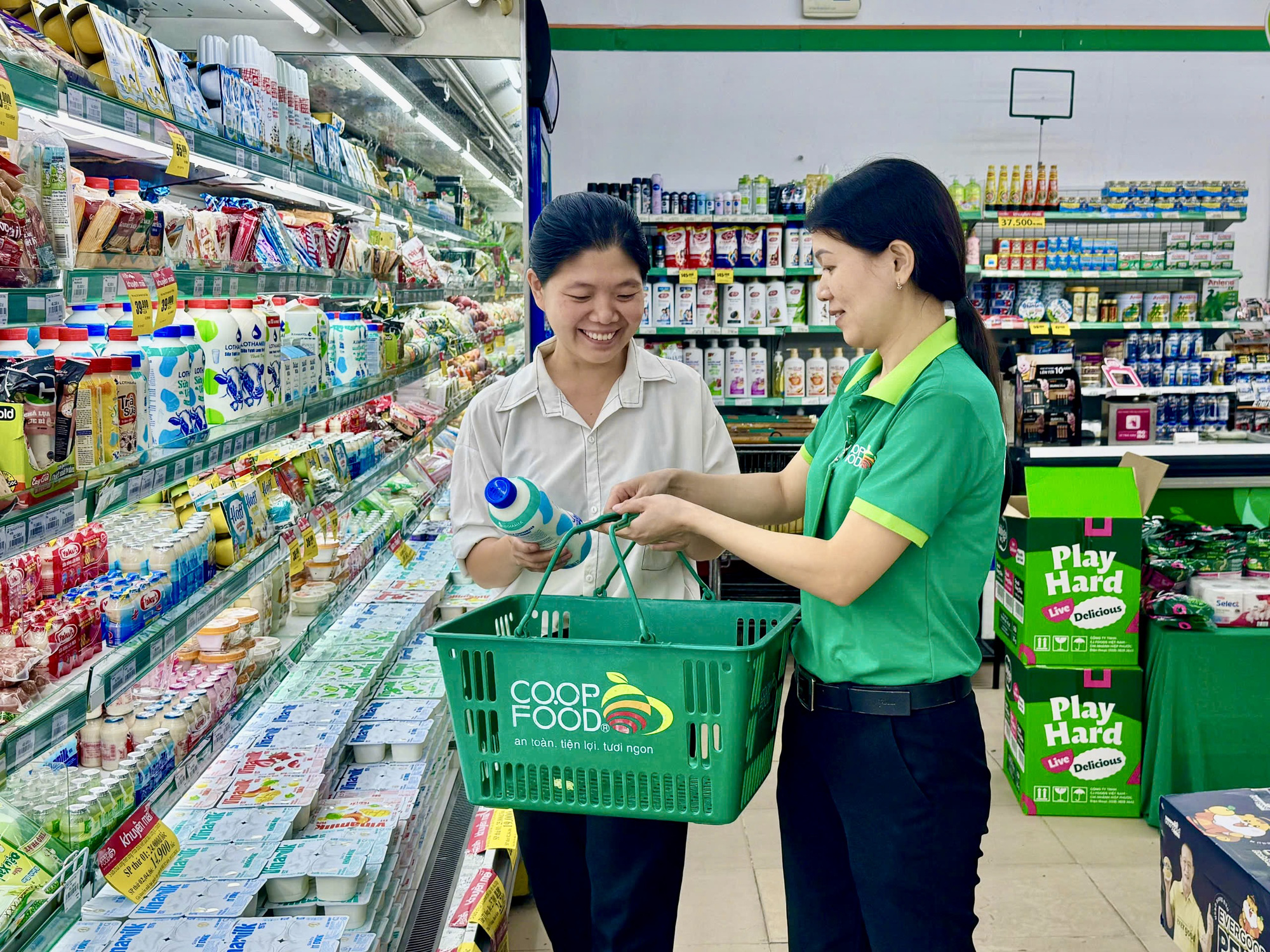 Co.op Food tung ngàn ưu đãi mừng tuổi 16 - Ảnh 1.