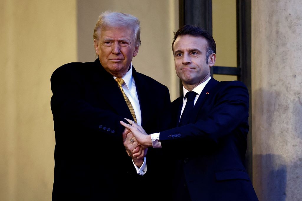 'Cuộc so kè' bắt tay của ông Trump và ông Macron- Ảnh 1.