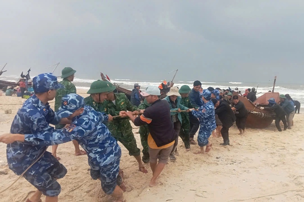 Cứu kịp thời 2 ngư dân chìm thuyền trên biển - 1