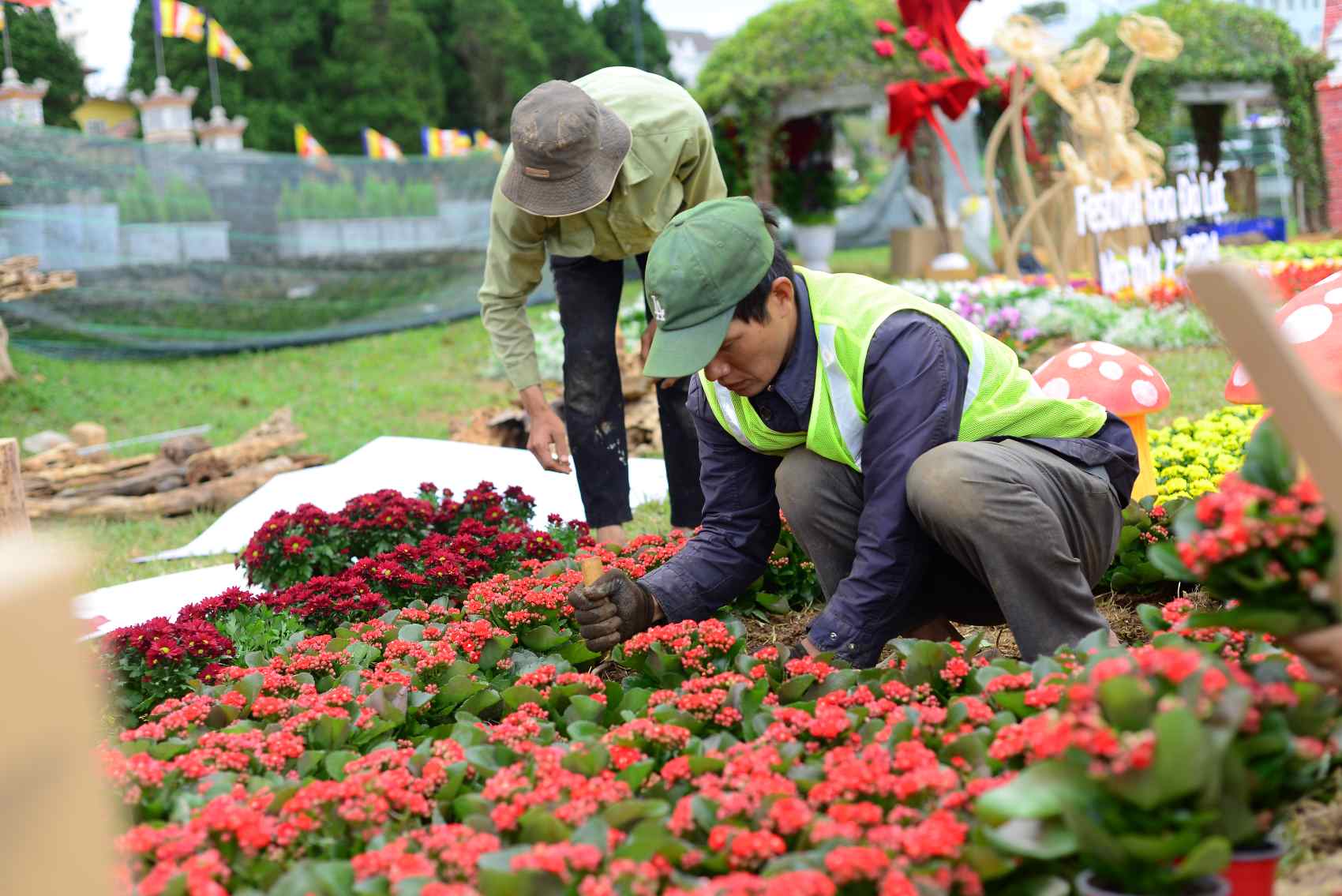 Không gian hoa bên hồ Xuân Hương, thành phố Đà Lạt được bày trí đẹp mắt. Ảnh: Lam Hồng