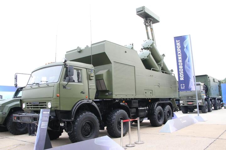 Un rincón del stand de exposición al aire libre de las empresas rusas en la Exposición Internacional de Defensa de Vietnam 2024.