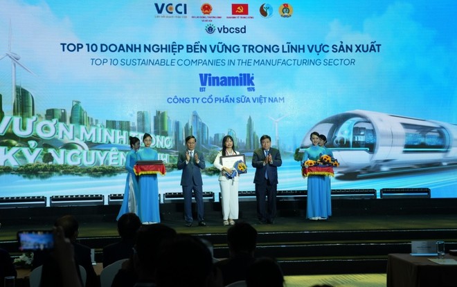 Vinamilk nằm trong Top 10 Doanh nghiệp bền vững trong lĩnh vực sản xuất tại CSI 2024 năm thứ 9 liên tiếp