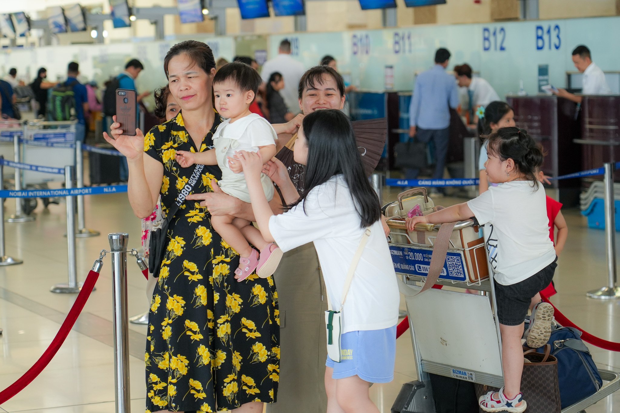 Đề nghị các địa phương tăng cường vận hành xe buýt, taxi phục vụ khách bay đêm- Ảnh 1.