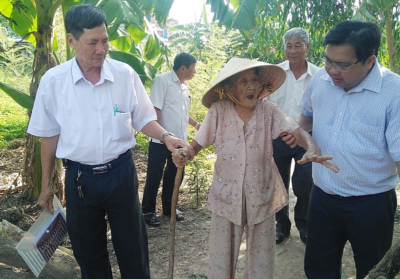 Người cao tuổi cần được chăm sóc để luôn sống vui, sống khỏe, sống có ích.