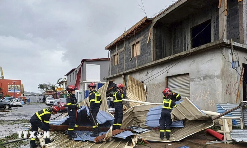 Cảnh tàn phá sau khi bão Chido quét qua lãnh thổ hải ngoại Mayotte của Pháp, ngày 15/12. (Ảnh: Reuters/TTXVN)