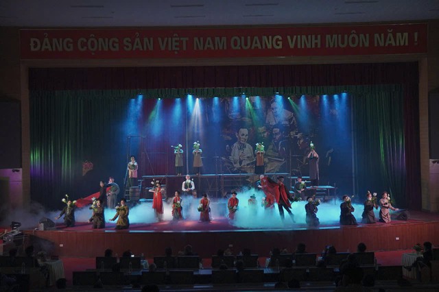 Đoàn Thanh niên Bộ VHTTDL phối hợp tổ chức chương trình nghệ thuật biểu diễn vở cải lương chính luận “Nợ nước non” - Ảnh 1.