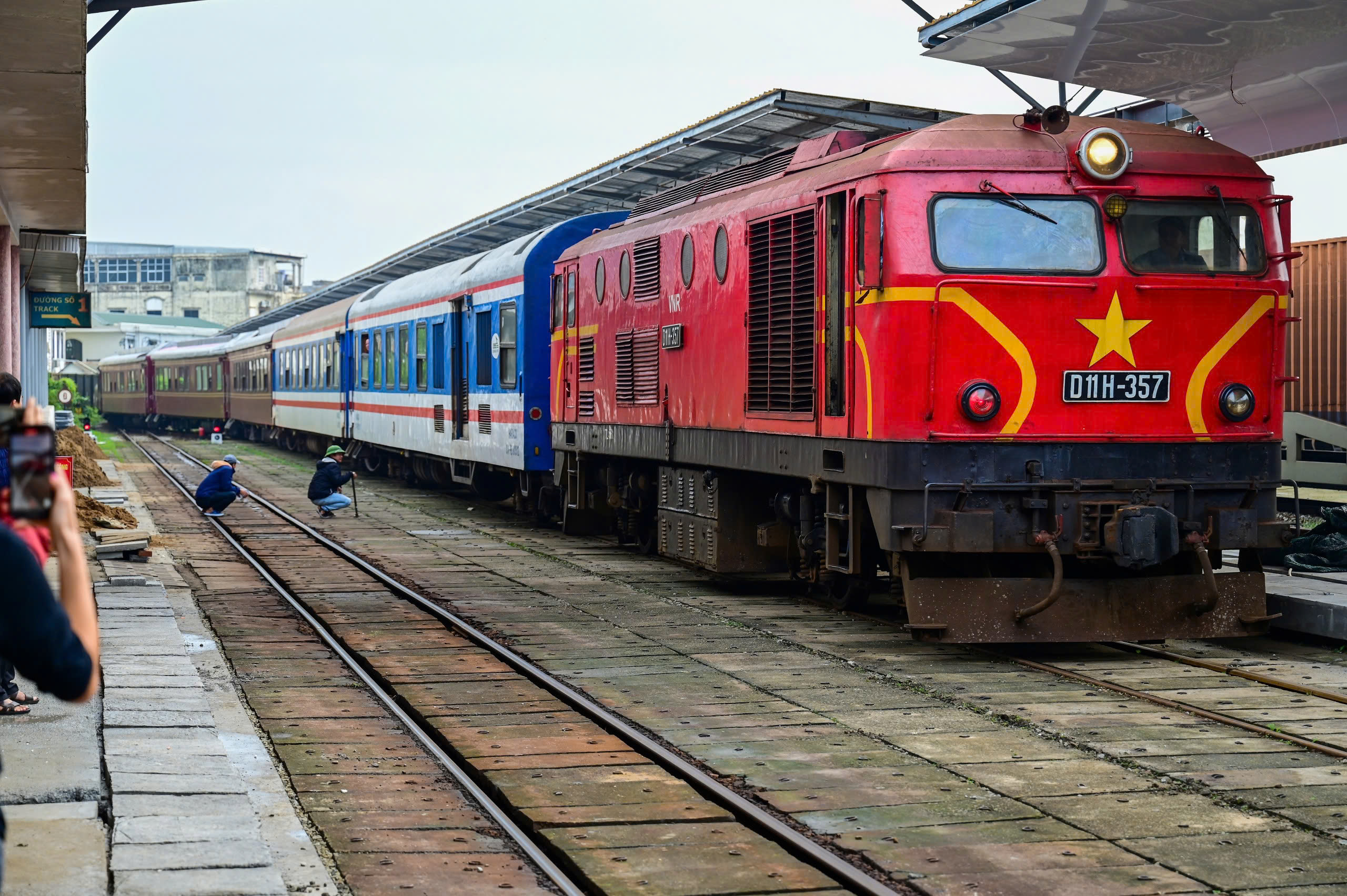 Đoàn tàu lửa hạng sang của Đường sắt Việt Nam chở khách du lịch xuyên Việt đến Huế- Ảnh 1.