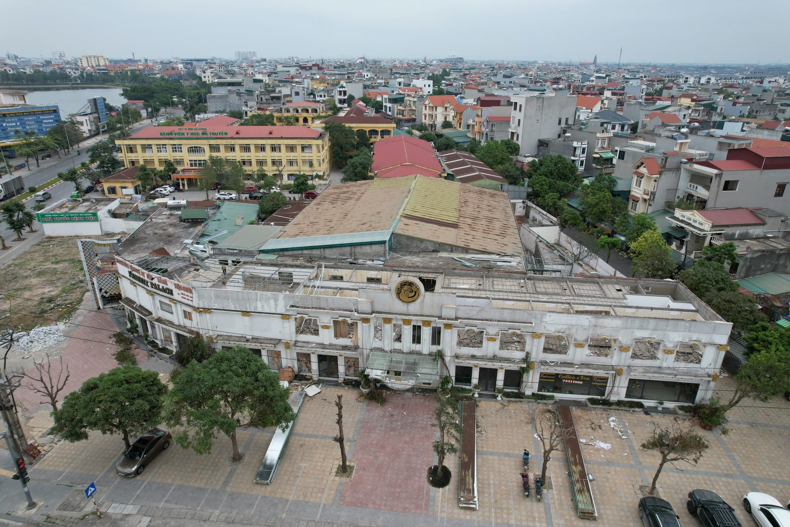 Doanh nghiệp đang tự phá dỡ công trình vi phạm tại Bệnh viện Y học cổ truyền Hải Dương
- Ảnh 1.