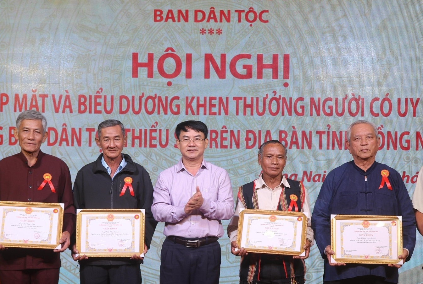 Ông Nguyễn Văn Khang, Trưởng ban Dân tộc tỉnh tuyên dương khen thưởng Người có uy tín trong đồng bào DTTS có nhiều đóng góp trong công tác vận động, phát huy vai trò của người có uy tín năm 2024.