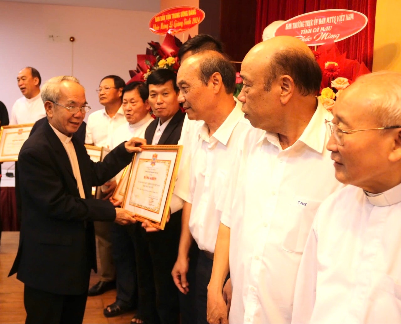 3. Prest Peter Phan Dinh Son – visepresident i Vietnams buddhistiske Sangha-råd – delte ut fortjenstbevis til grupper og enkeltpersoner på konferansen. (Foto: Q.Dinh).