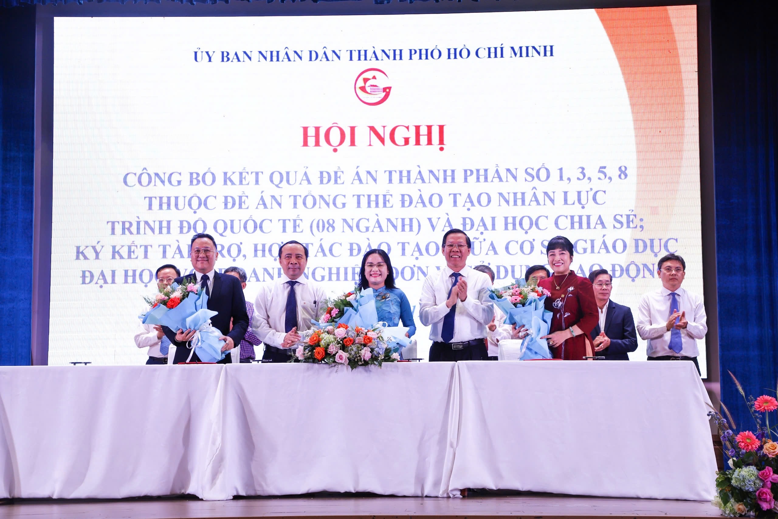 CEO Lưu Thị Thanh Mẫu (áo dài đỏ) đại diện Phúc Khang ký MOU với PGS.TS Ngô Thị Phương Lan (áo dài xanh) - Hiệu trưởng Trường ĐH Khoa Học Xã Hội và Nhân Văn trước sự chứng kiến của đại diện lãnh đạo TP HCM và ĐHQG TP HCM