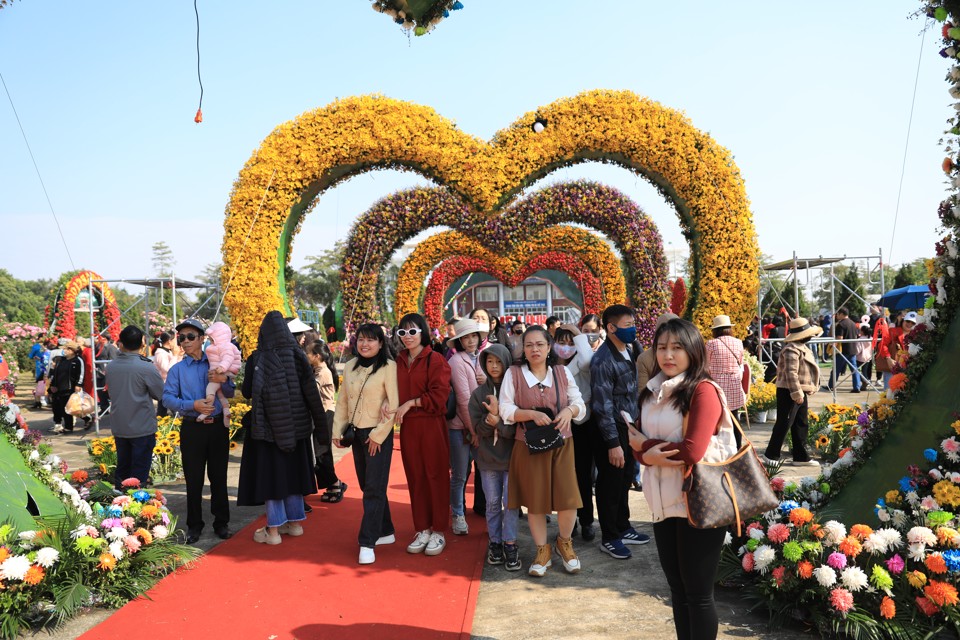 Những ngày qua, quảng trường trung tâm hành chính huyện Mê Linh đã trở thành điểm hẹn của hàng vạn du khách.