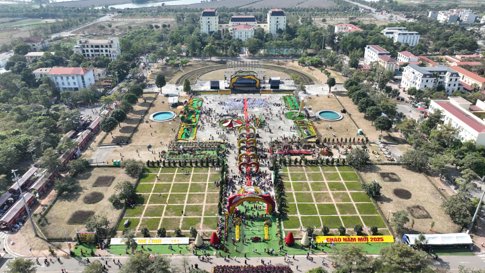 Festival hoa Mê Linh lần thứ 2 - năm 2024 được tổ chức tại quảng trường khu trung tâm hành chính huyện Mê Linh.