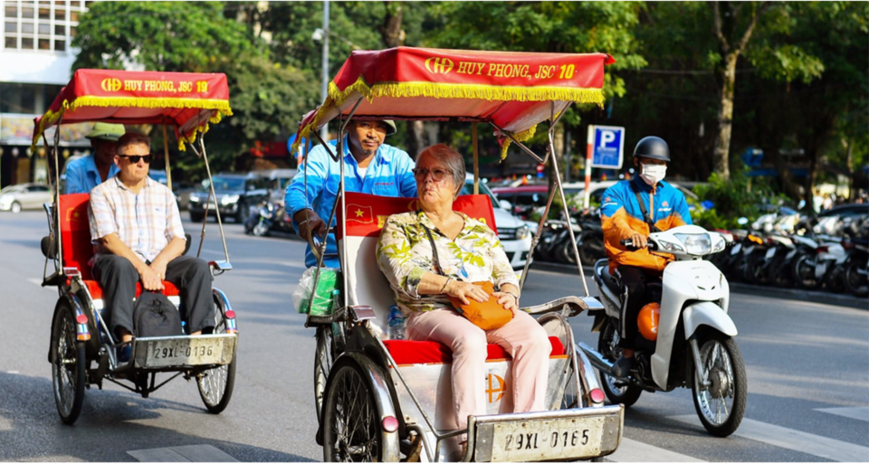 Du khách Ấn Độ tham quan Hà Nội. Ảnh: Hoài Nam