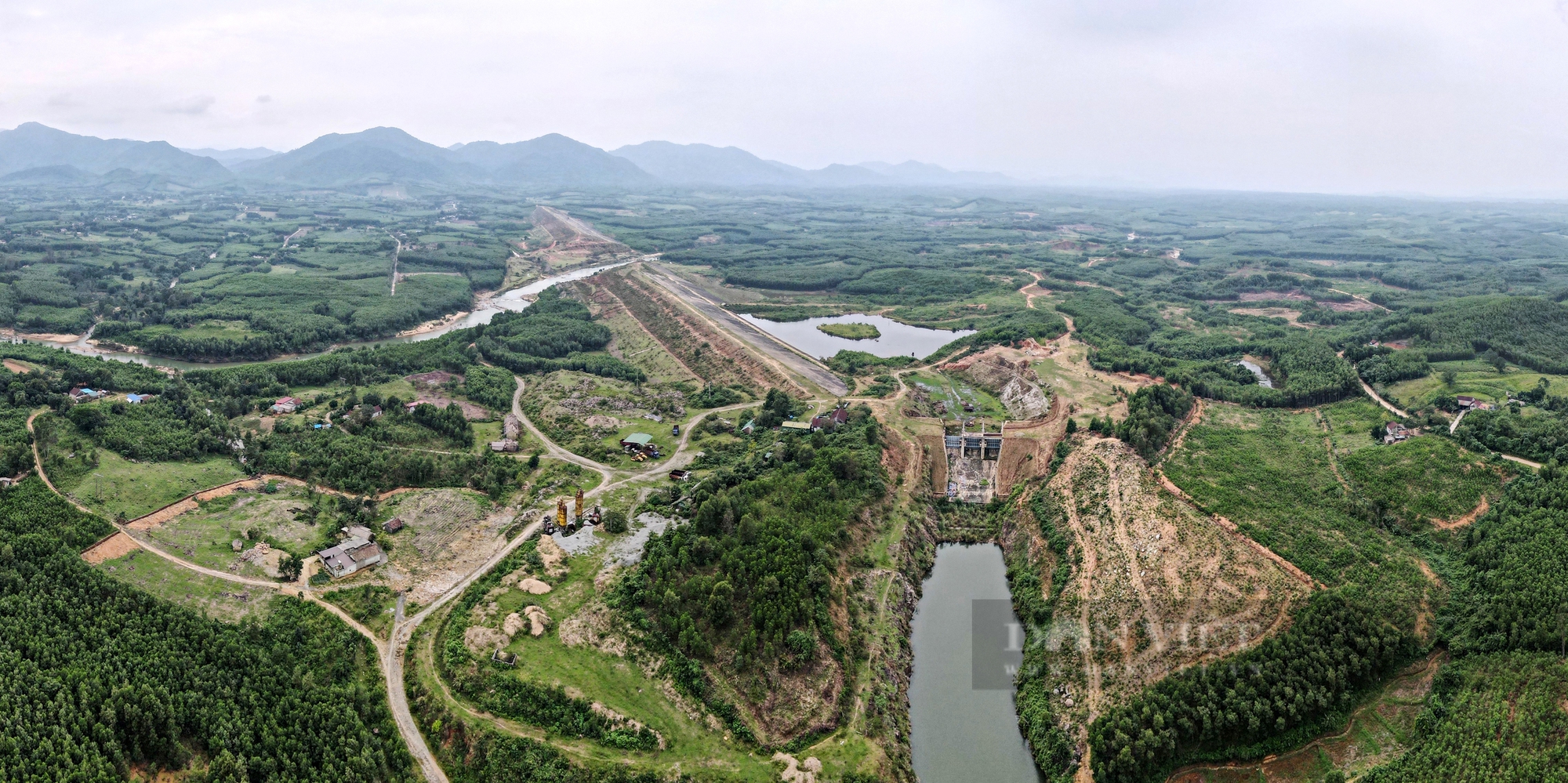 Hà Tĩnh: Đường “độc đạo” xuống cấp nghiêm trọng nhưng không được sửa vì phải chờ dự án hồ chứa nước 1.400 tỷ “đắp chiếu” - Ảnh 1.