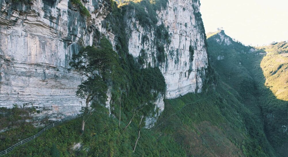 Là người cẩn thận, anh Sơn đã chuẩn bị kỹ lưỡng từ sức khỏe đến các vật dụng cần thiết để chuyến đi diễn ra suôn sẻ: “Sức khỏe là điều quan trọng nhất khi đi những địa hình đèo dốc thay đổi liên tục, hay quãng đường đi bộ xa như vách đá trắng”. 