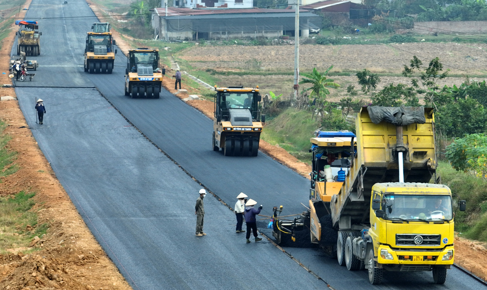 Các dự án hạ tầng giao thông được triển khai hiệu quả, kịp tiến độ sẽ hạn chế thất thoát lãng phí. Trong ảnh: Thi công Dự án đường Vành đai 4 trên địa bàn huyện Mê Linh, Hà Nội. Ảnh: Chiến Công