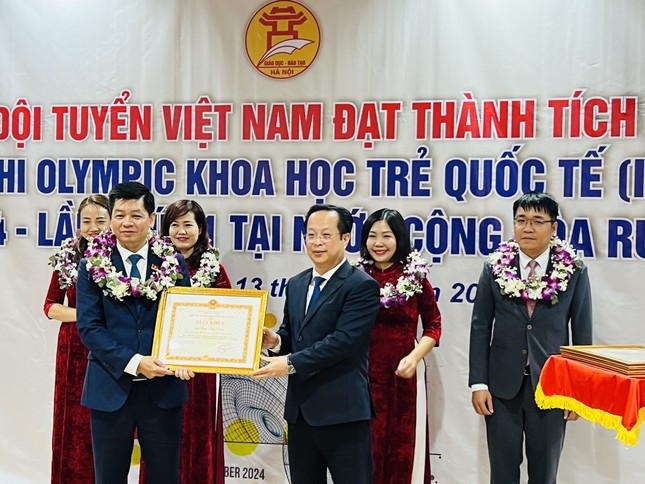 Hà Nội tặng Giấy khen cho học sinh Olympic khoa học trẻ quốc tế ảnh 2