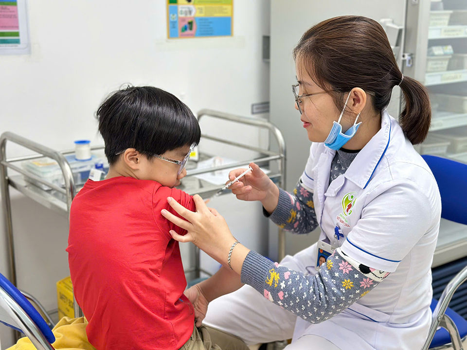 Nhân viên y tế tiêm vaccine phòng sởi cho trẻ tại Hà Nội.