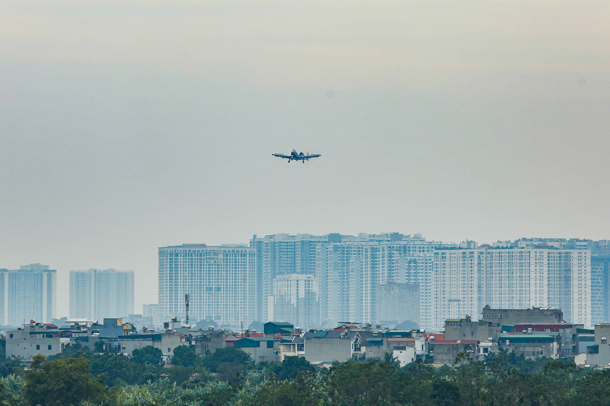 Người dân thích thú ngắm “cường kích A-10” hạ cánh sát đầu xuống sân bay Gia Lâm - Ảnh 1.