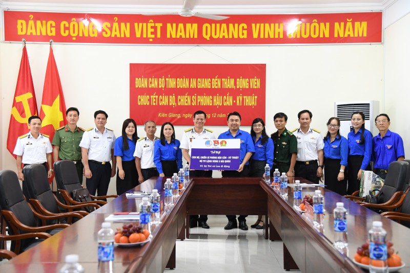 Đồng chí Đỗ Minh Sang thay mặt Tỉnh đoàn An Giang tặng quà cán bộ, chiến sĩ Phòng Hậu cầ-Kỹ thuật.