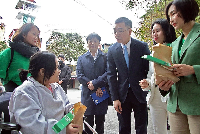 Hàng nghìn người dân Thủ đô sàng lọc miễn phí vi khuẩn dạ dày, bệnh không lây nhiễm ảnh 1