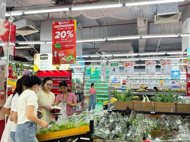 Khách hàng mua sắm tại siêu thị WinMart