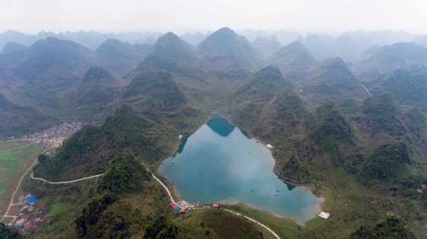 Hàng trăm mẫu đất hóa thành hồ nước khổng lồ chỉ trong một đêm: Sau tiếng động lớn, nó biến mất bí ẩn! - Ảnh 1.