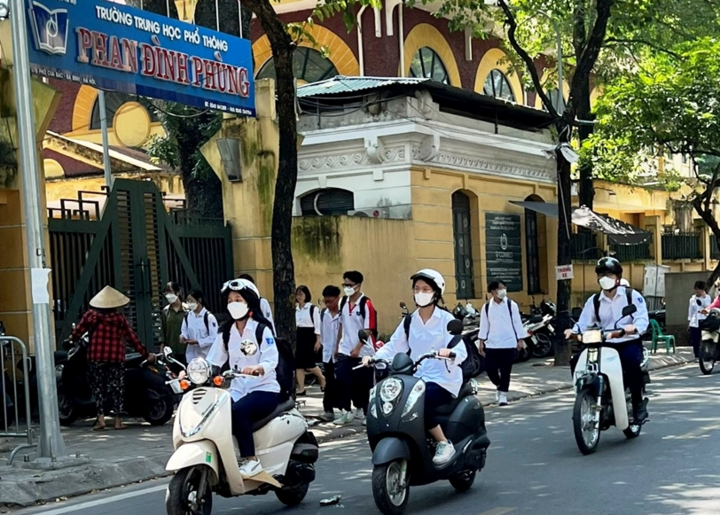 Nội dung chấp hành pháp luật về trật tự, an toàn giao thông đường bộ sẽ trở thành một trong những tiêu chí đánh giá, xếp loại hạnh kiểm đối với học sinh. (Ảnh minh hoạ)