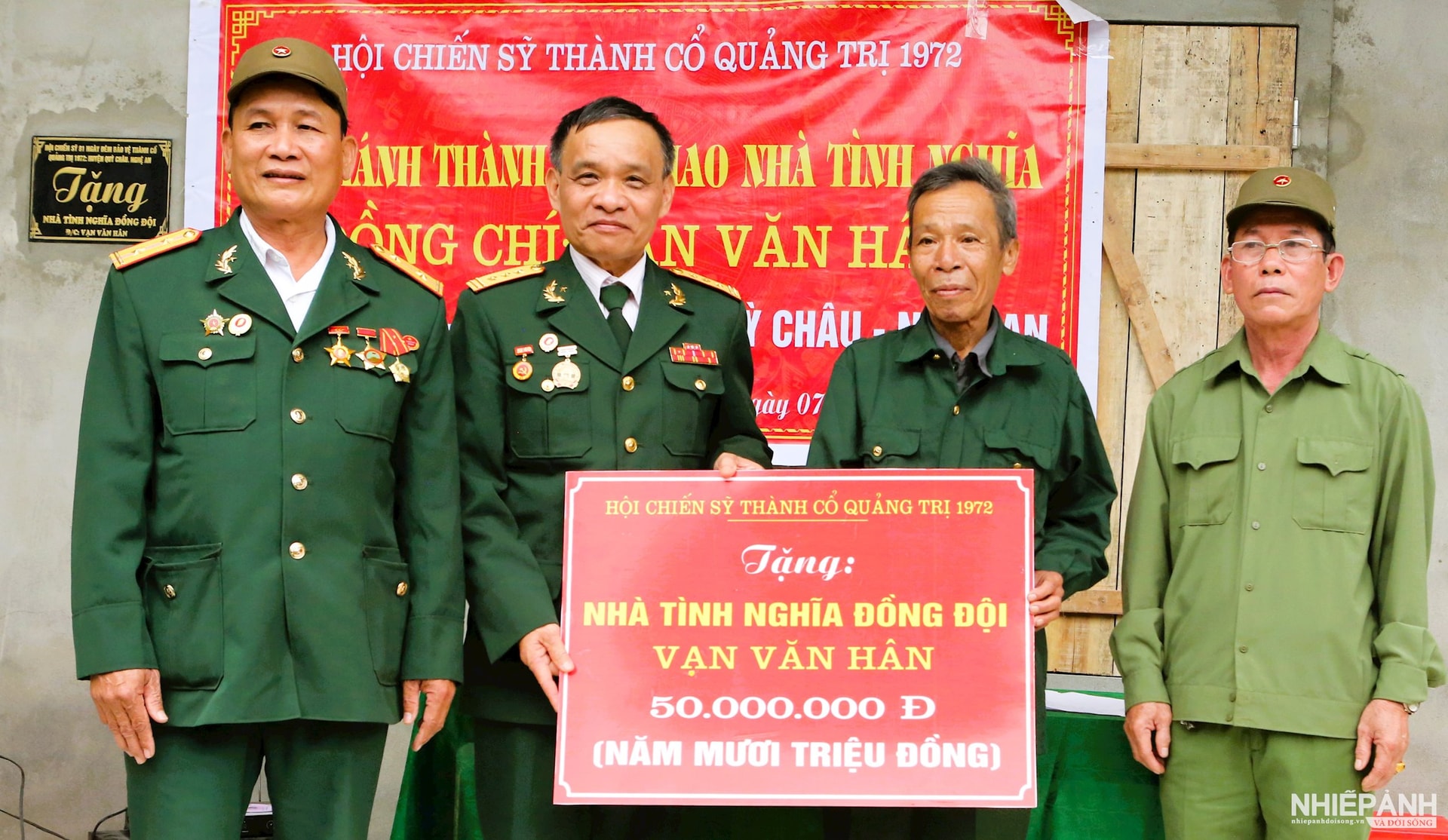 W_8.-9-10-dong-chi-nguyen-xuan-can-chu-tich-hoi-cstc-qt-1972-tinh-trao-tien-ho-tro-nha-mai-am-dong-doi-cho-hoi-vien-van-van-han-ban-hua-na-xa-chau-hanh-quy-chau.jpg