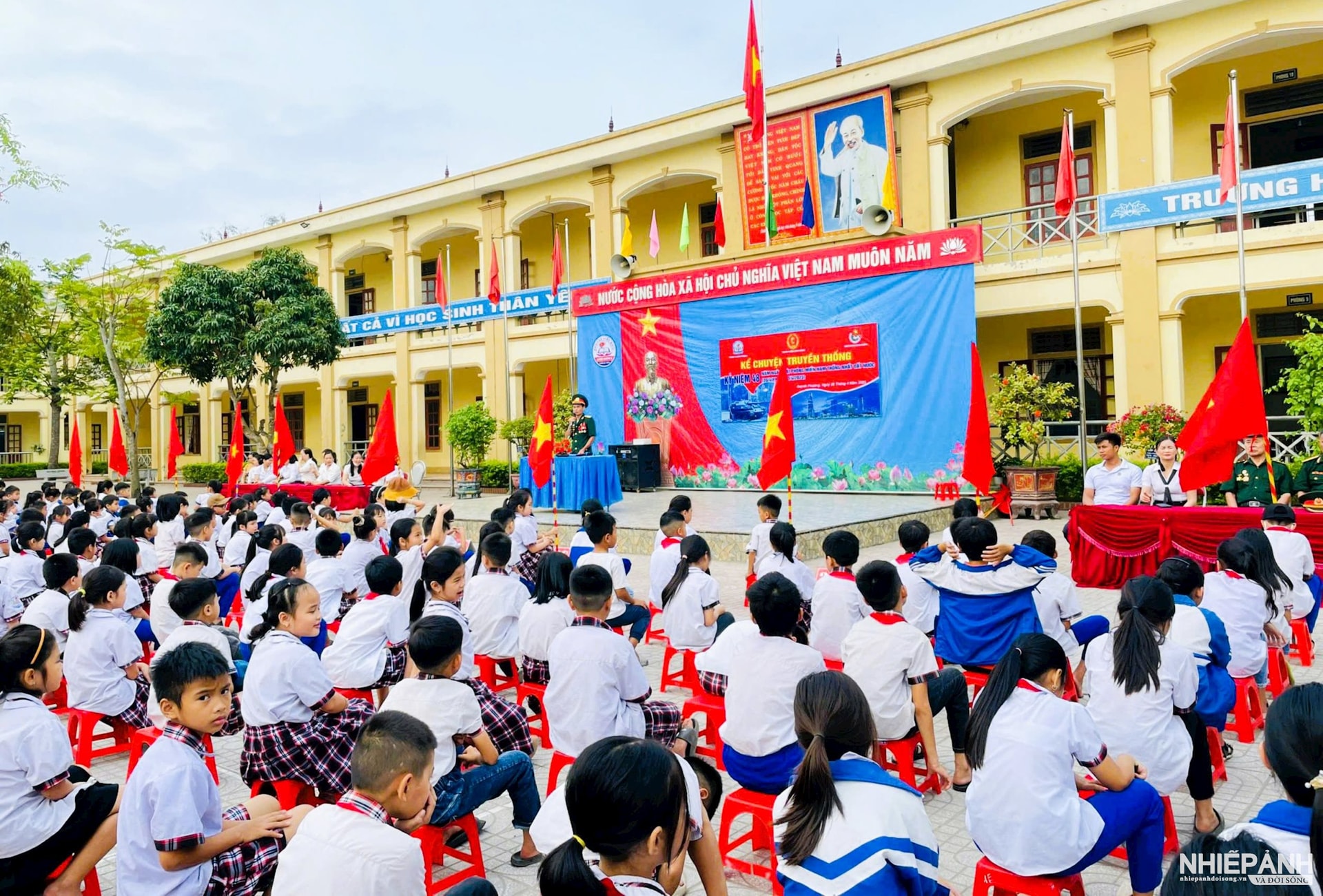 W_7-8-9-10-11-12-13-14-hoi-cstc-quang-tri-1972-tx-hoang-mai-ke-chuyen-truyen-thong-cho-tren...-hoc-sinh.jpg