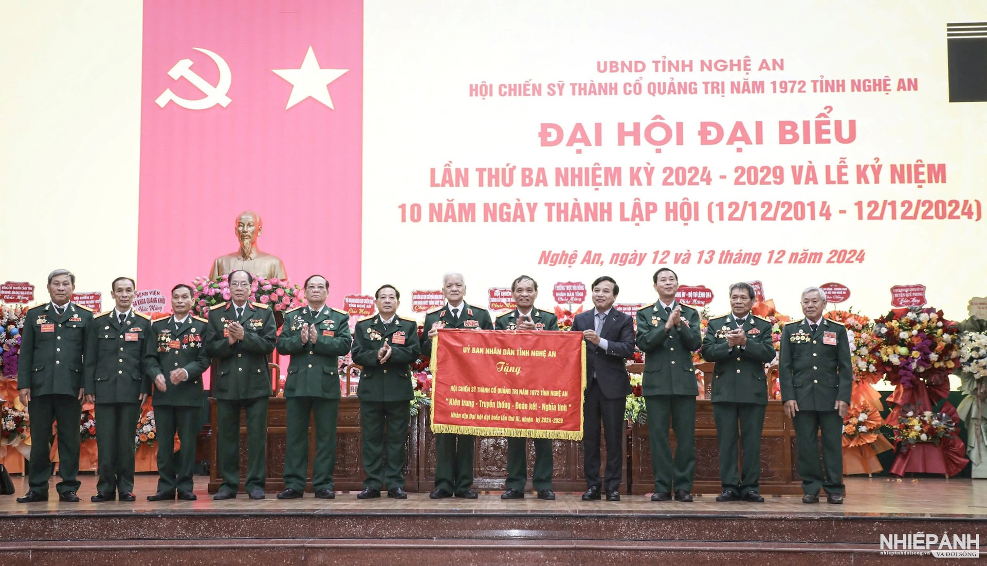 W_dong-chi-nguyen-nhu-khoi-tinh-uy-vien-p.chu-tich-hdnd-tinh-trao-tang-buc-truong-cua-ubnd-tinh-voi-noi-dung....jpg