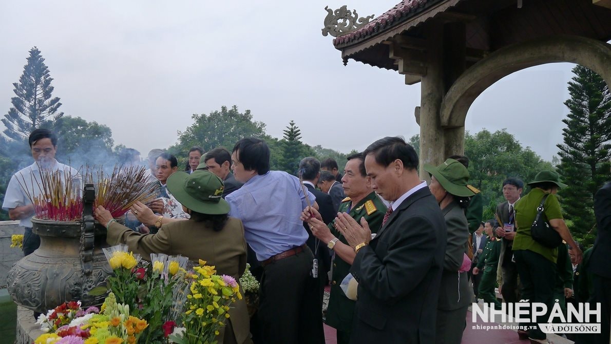 W_6.hoi-cstcq-t-1972-tinh-nghe-an-dang-huong-hoa-tuong-nho-linh-hon-dong-doi-tai-dai-liet-si-thanh-co-quang-tri-1972.jpg