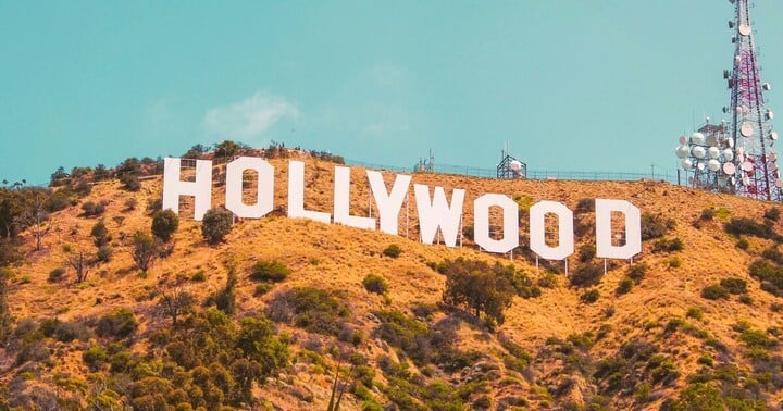 Hollywood gắn liền với nền công nghiệp điện ảnh, giải trí Mỹ.