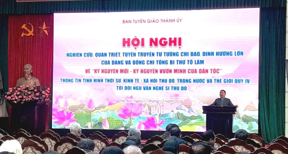 Phó Trưởng ban Tuyên giáo Thành ủy Hà Nội Đào Xuân Dũng phát biểu tại hội nghị.