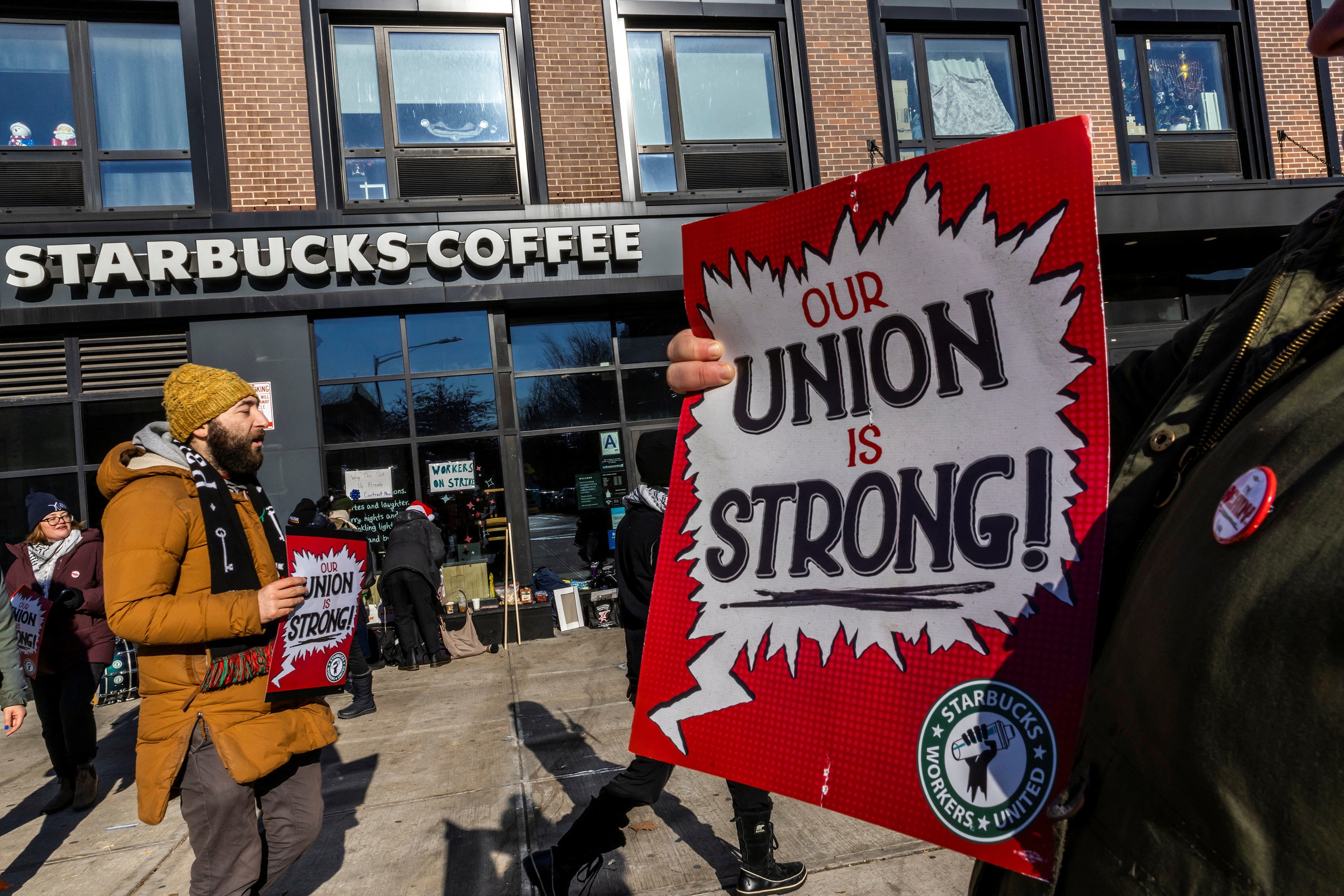 Hơn 5.000 nhân viên Starbucks sẽ đình công vào đêm Giáng sinh tại Mỹ- Ảnh 1.