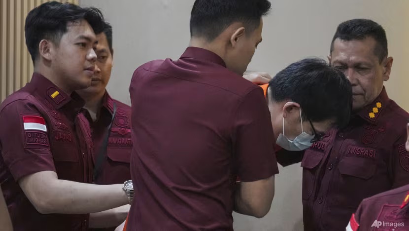 indonesia bat mot nguoi trung quoc bi interpol truy na vi rua tien co bac truc tuyen hinh 1