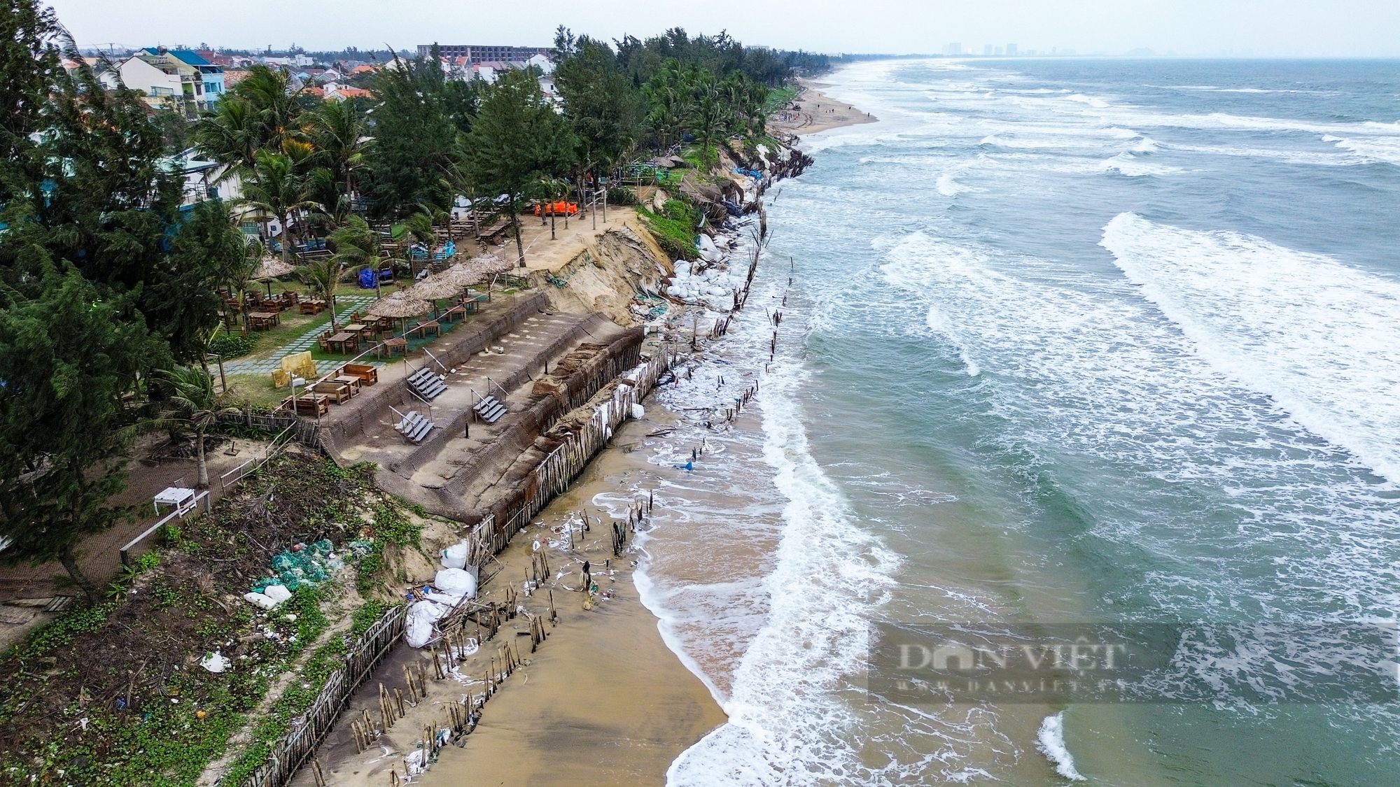 Kè chắn sóng ở biển Hội An bị sóng xé toạc hàng trăm mét- Ảnh 1.