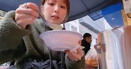 日本のゲストが揚げ魚を食べる 0.gif