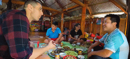khach Tay bat ngo voi su doi dai cua nguoi Thanh Hoa.gif
