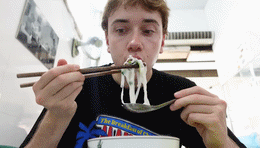 ភ្ញៀវបស្ចិមប្រទេសញ៉ាំ pho Hanoi.gif.gif