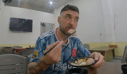 អ្នកទេសចរលោកខាងលិចចូលចិត្តអាហារហាណូយនៅ Da Nang.gif