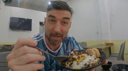 អ្នកទេសចរលោកខាងលិចចូលចិត្តអាហារហាណូយនៅ Da Nang.png