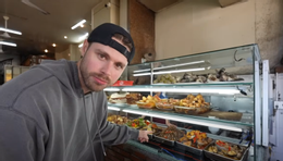 תיירים מערביים מגלים שהם לא יכולים לאכול אוכל וייטנאמי בלי לשלם 4.png