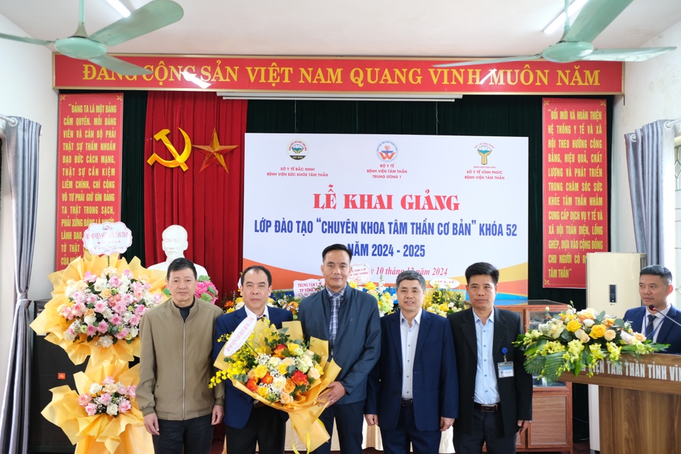 Lãnh đạo Bệnh viện Tâm thần Trung ương I, Bệnh viện Tâm thần Vĩnh Phúc, Bệnh viện Sức khỏe tâm thần Bắc Ninh cùng đón nhận hoa chúc mừng khai giảng lớp đào tạo chuyên khoa tâm thần cơ bản khóa 52. Ảnh: Sỹ Hào. 