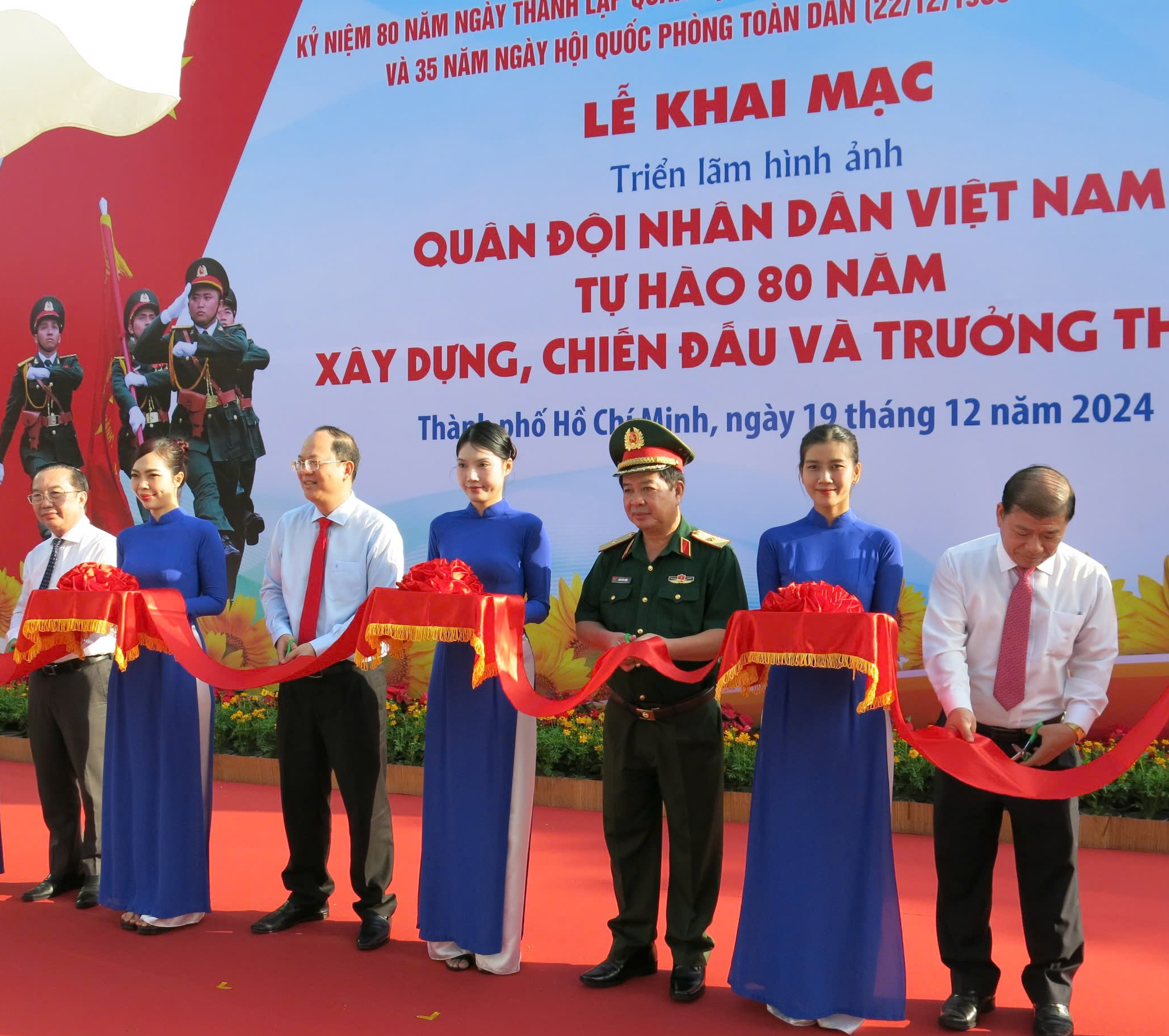 Khai mạc triển lãm 