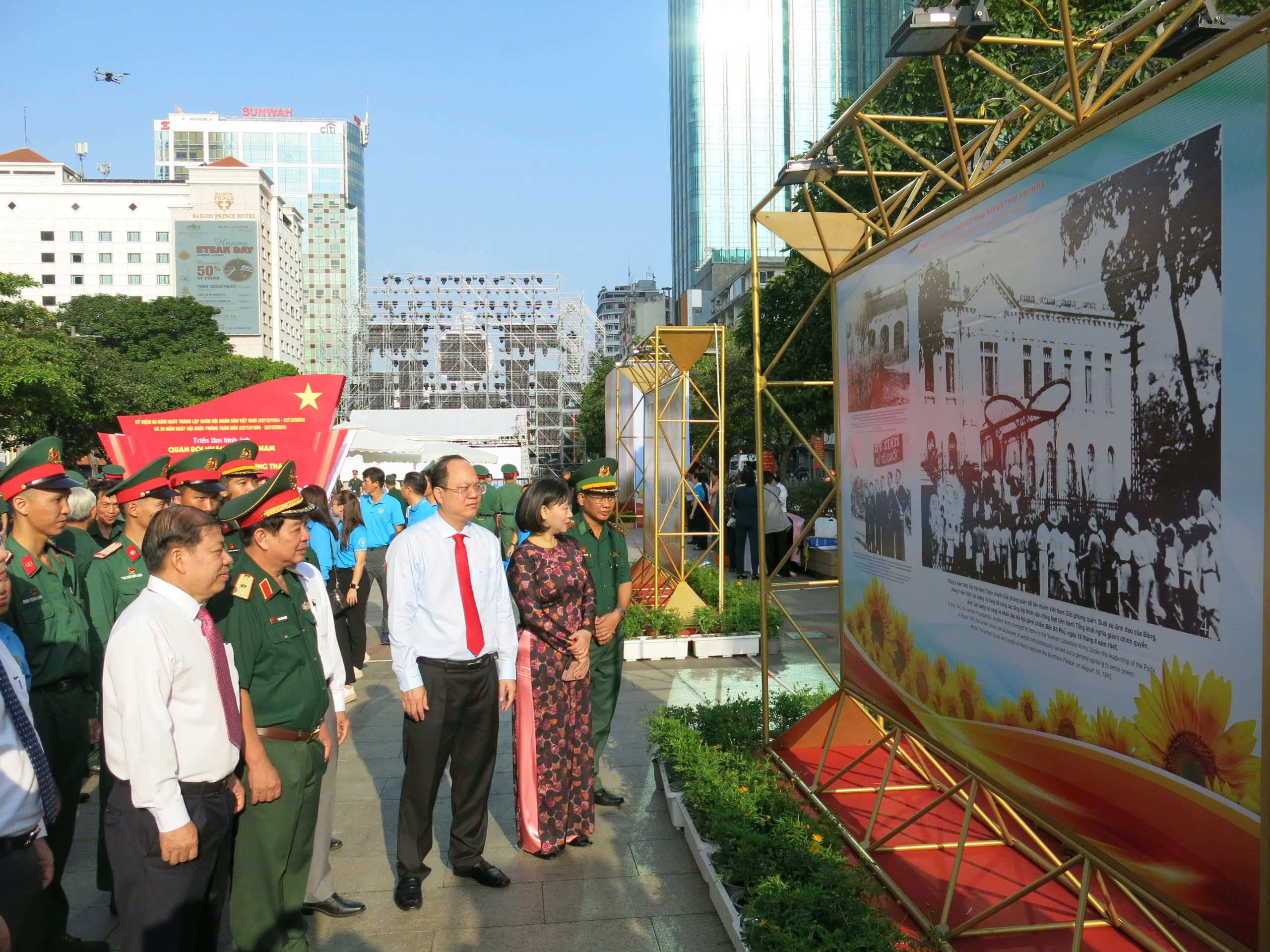 Khai mạc triển lãm 