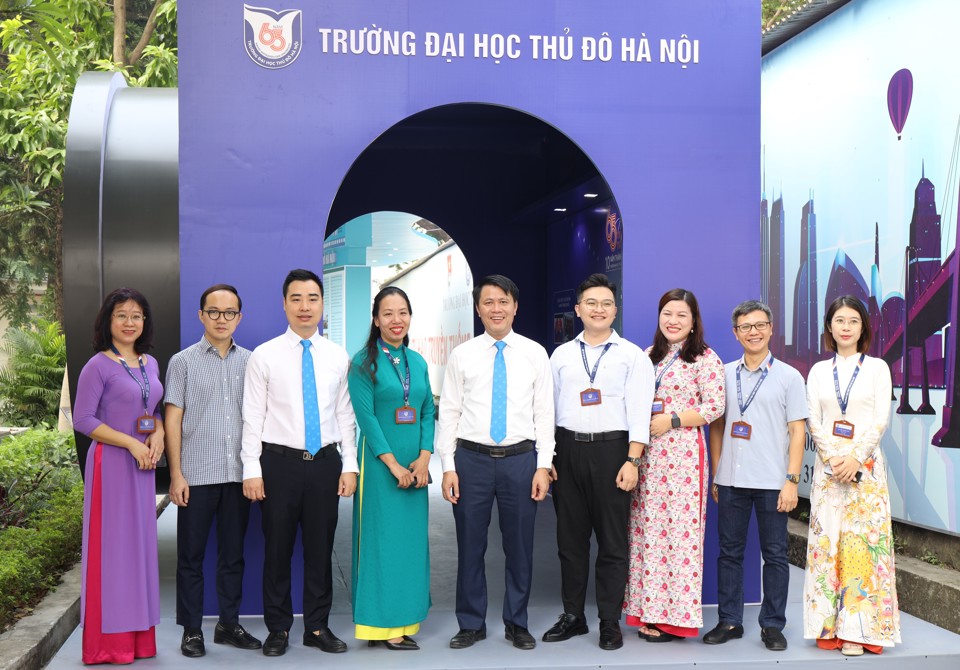 Đại diện lãnh đạo, cán bộ, giảng viên Trường Đại học Thủ đô Hà Nội tại không gian trưng bày truyền thống.