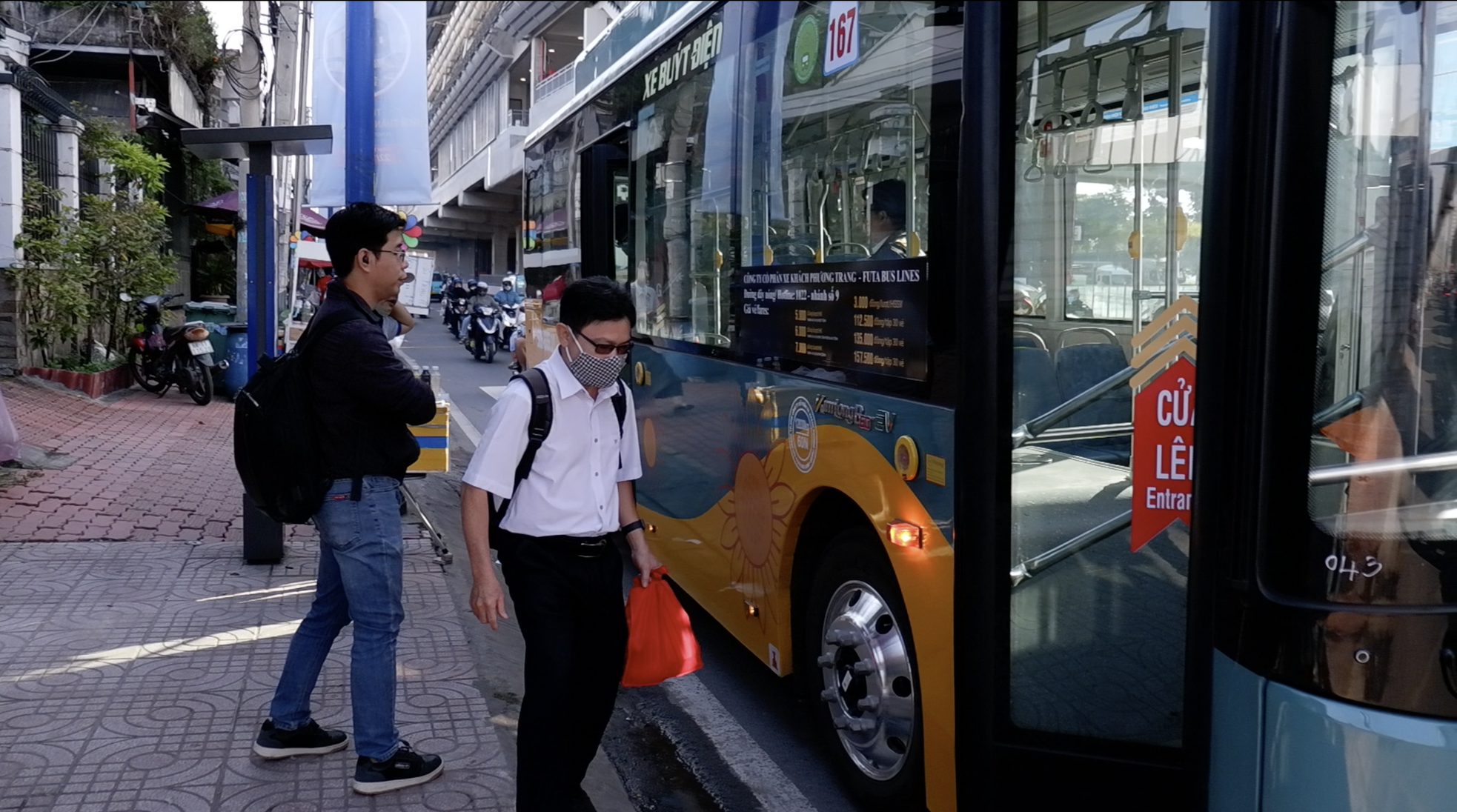 Lần đầu đi làm, đi học bằng metro, người dân TPHCM vui mừng vì rút ngắn được thời gian ảnh 2